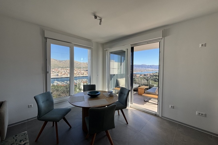 Moderný obývací priestor s terasou a výhľadom na more