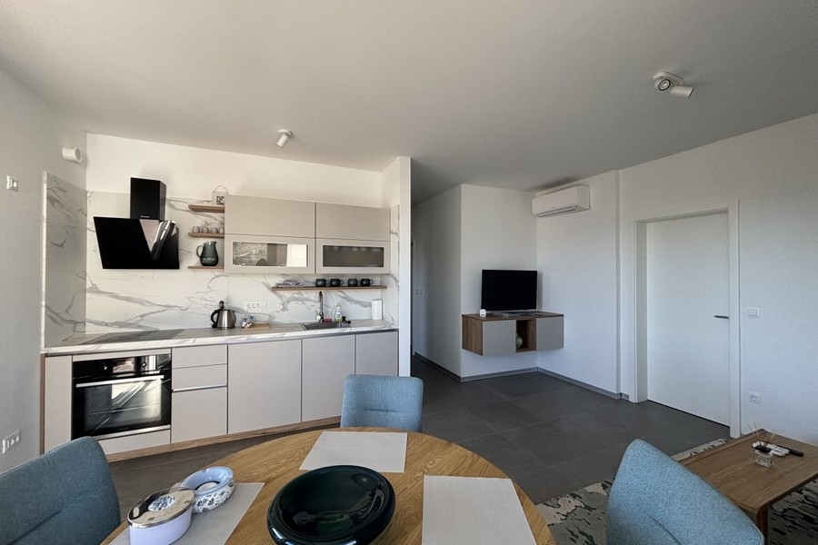 Otvorená kuchyňa s obývacím priestorom a moderným vybavením