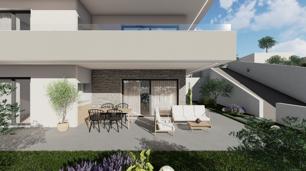 Svetlý obývací priestor s veľkými oknami a výhľadom na more