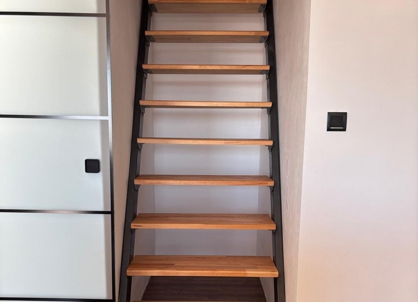 Detská izba v podkroví so šikmým stropom a pracovným kútom