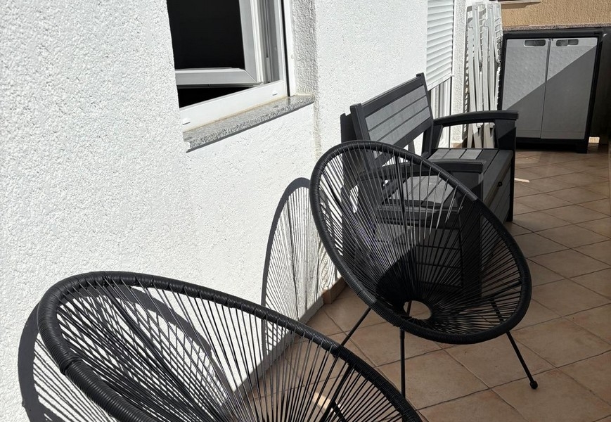 Balkón s posedením a výhľadom na okolie