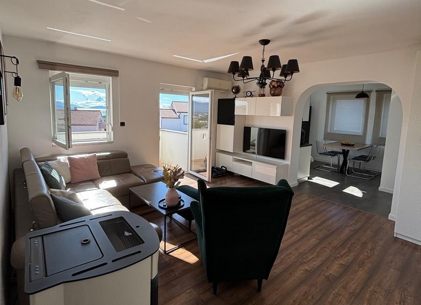 Svetlá obývacia izba s moderným nábytkom a veľkými oknami