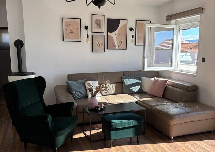 Obývacia izba s prístupom na balkón a výhľadom na more a pobrežnú krajinu