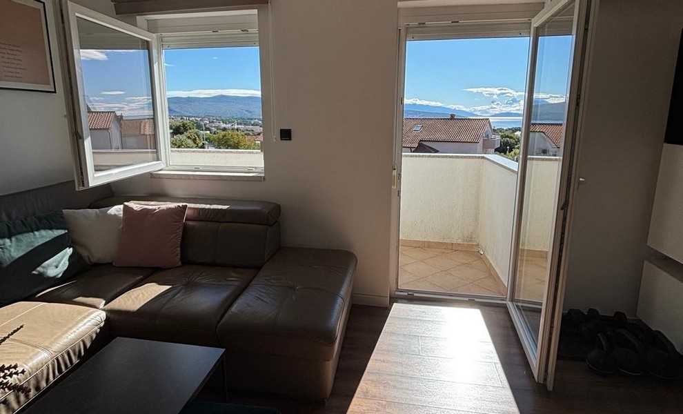 Kuchyňa s priľahlým jedálenským kútom a moderným vybavením