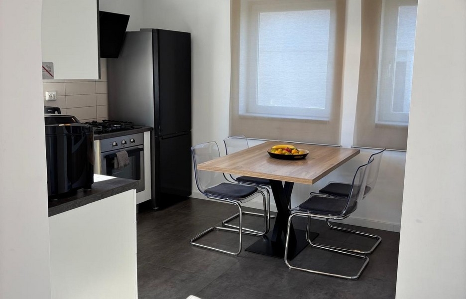 Moderne zariadená kuchyňa s oknom a výhľadom na okolie