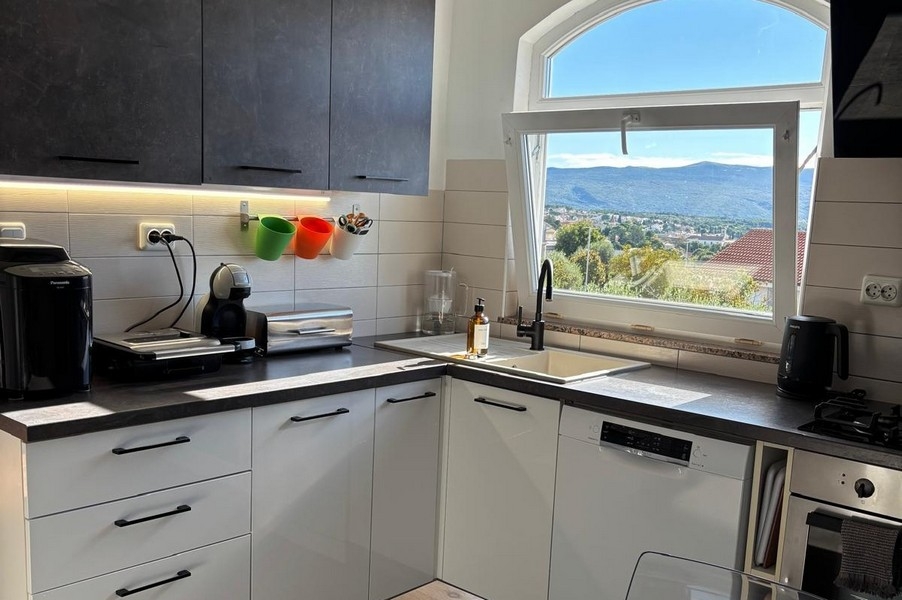 Výhľad na more z kuchyne cez strechy a pobrežnú krajinu