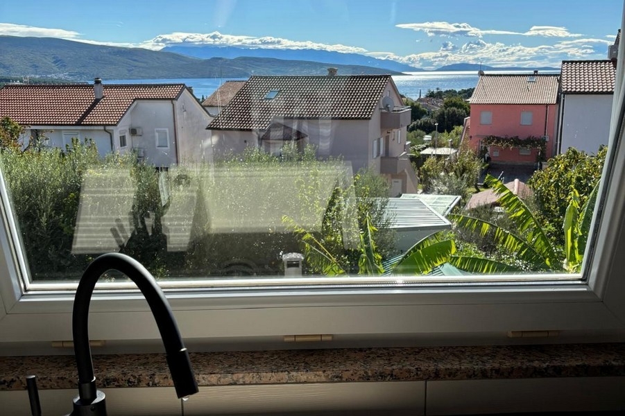 Spálňa s manželskou posteľou a prístupom na balkón