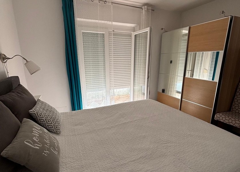 Šatníková skriňa s policami a úložným priestorom