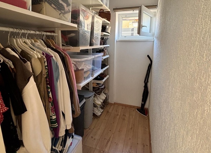 Vnútorné schodisko s drevenými stupňami na poschodie