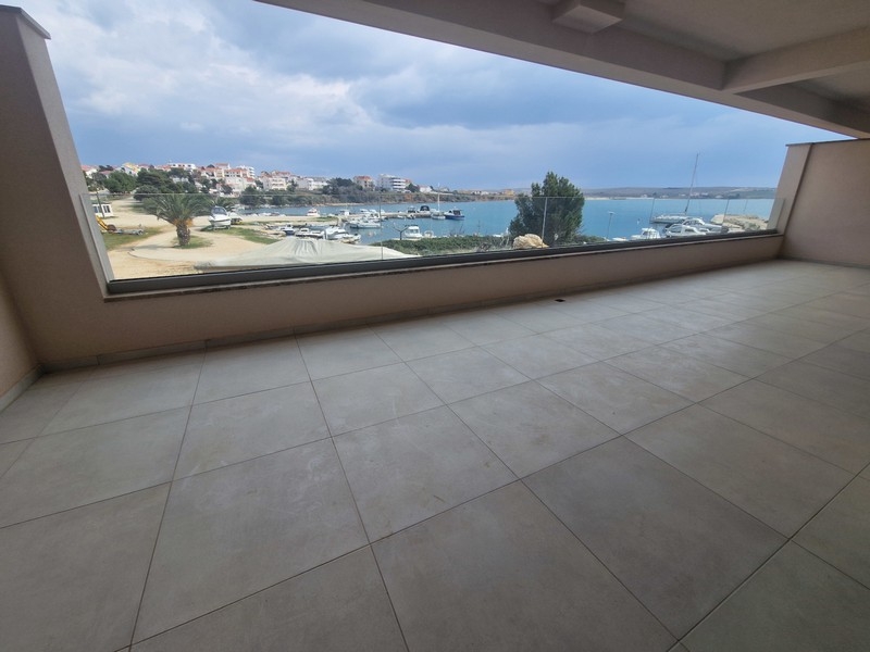 Výhľad na more z terasy nehnuteľnosti A3912 v Povljane, ostrov Pag.