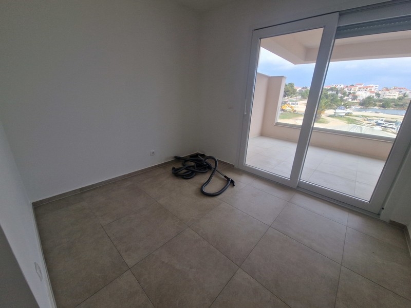 Spálňa s prístupom na balkón a výhľadom na more