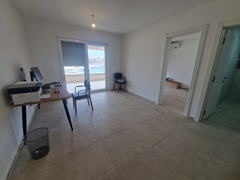 Obývacia izba s prístupom na balkón a výhľadom na more