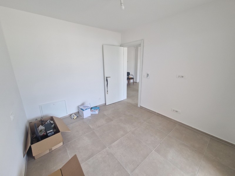 Izba s dláždenými podlahami a neutrálnym nábytkom