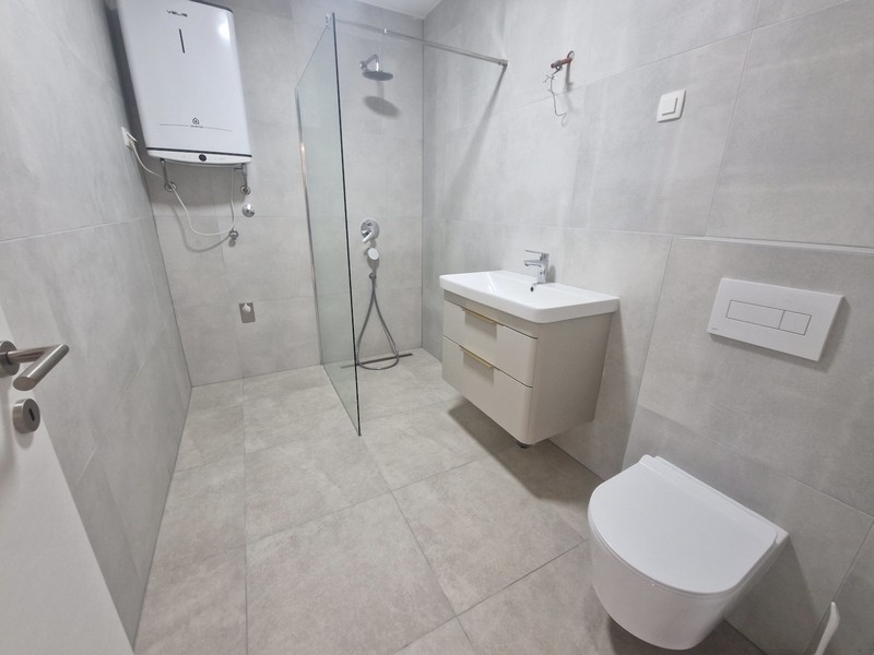 Moderná kúpeľňa so sprchovacím kútom a umývadlom