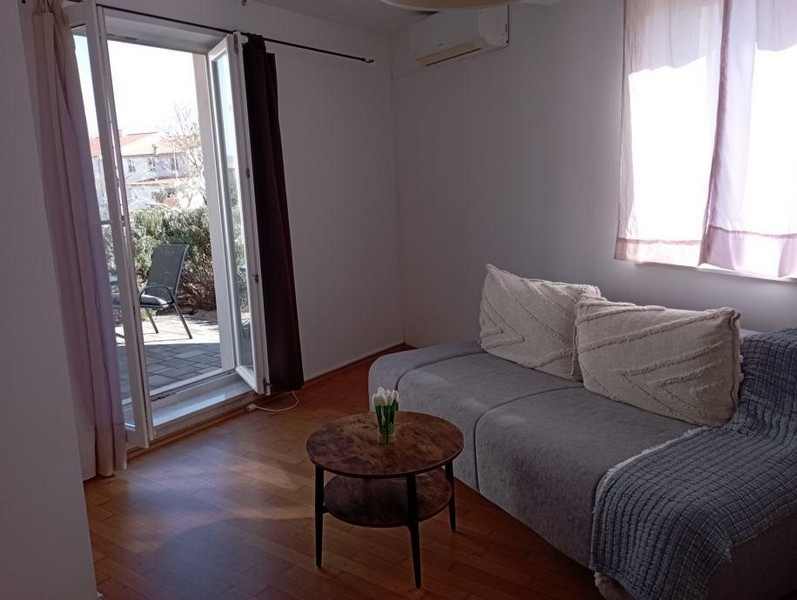 Obývacia časť s pohovkou a vstupom na terasu