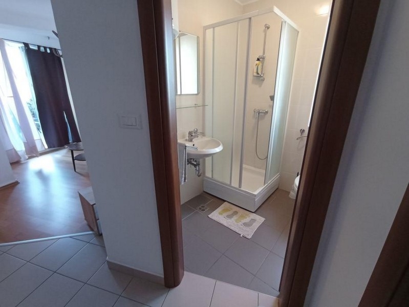 Kúpeľňa so sprchovacím kútom a umývadlom