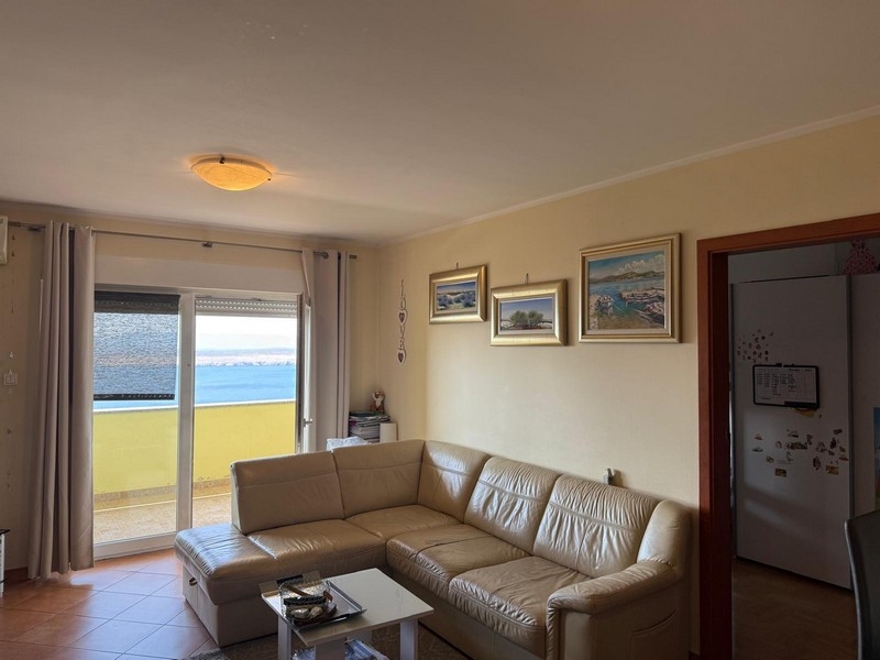 Obývacia izba s pohovkou a výhľadom na more