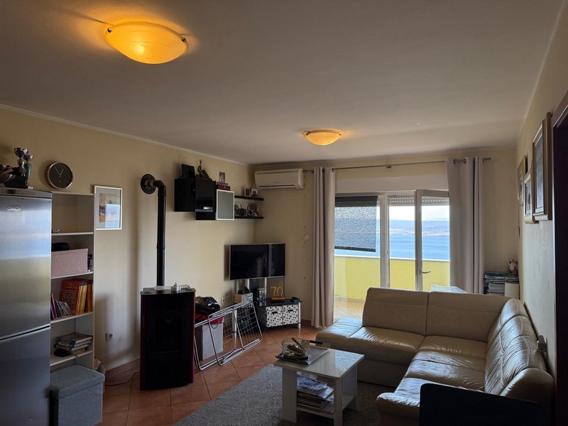 Obývacia izba s TV a vstupom na balkón