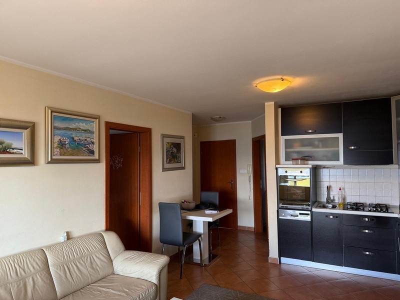 Otvorená obývacia a kuchynská časť s vybavenou kuchyňou