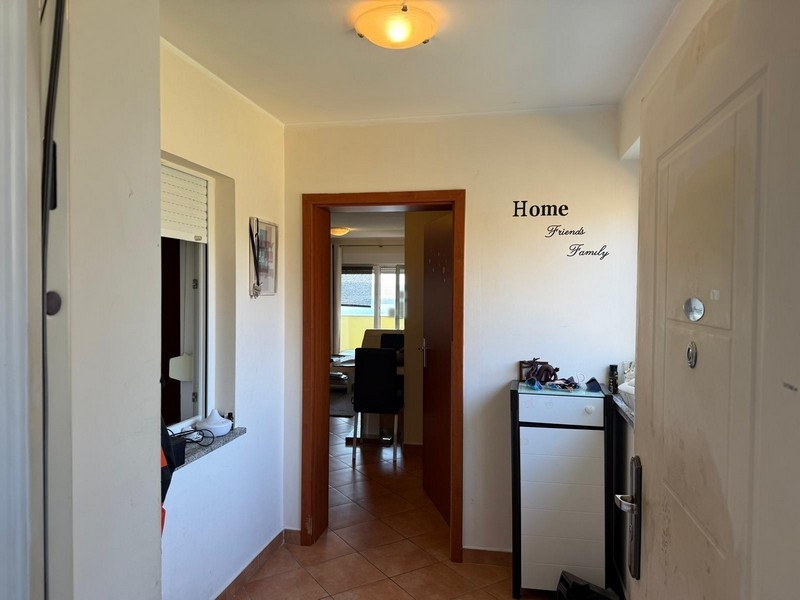 Vstupná časť bytu s výhľadom do obývačky