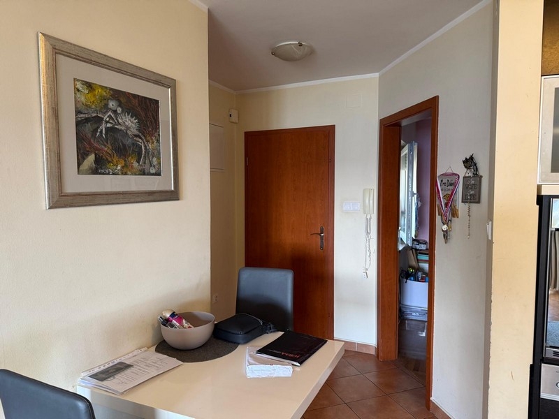 Jedálenský kút v obývacej izbe s prístupom do ďalších miestností