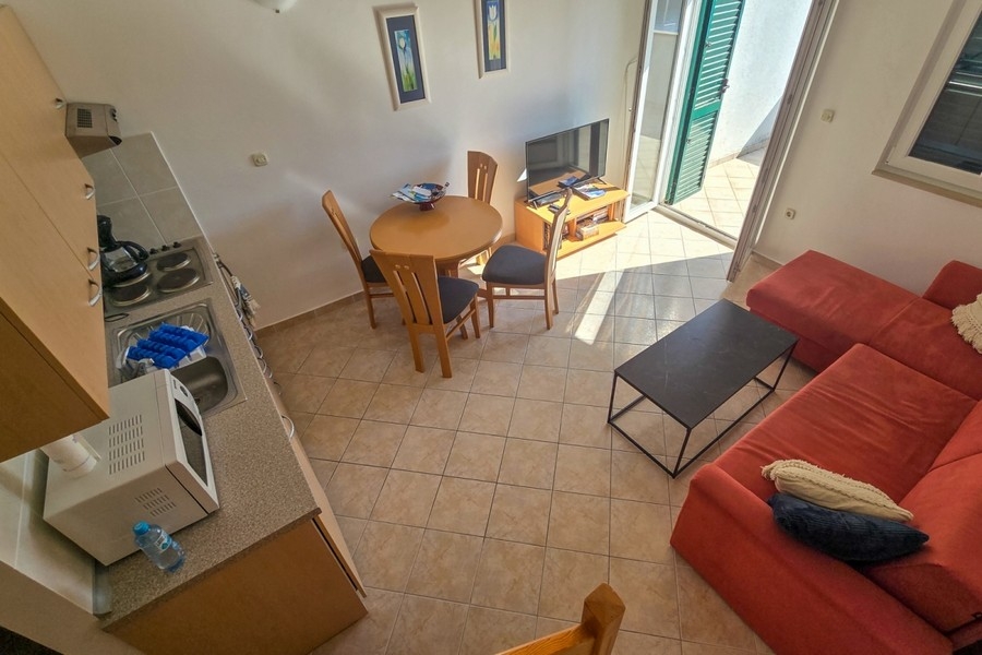 Svetlý obývací priestor s otvorenou kuchyňou a vstupom na balkón