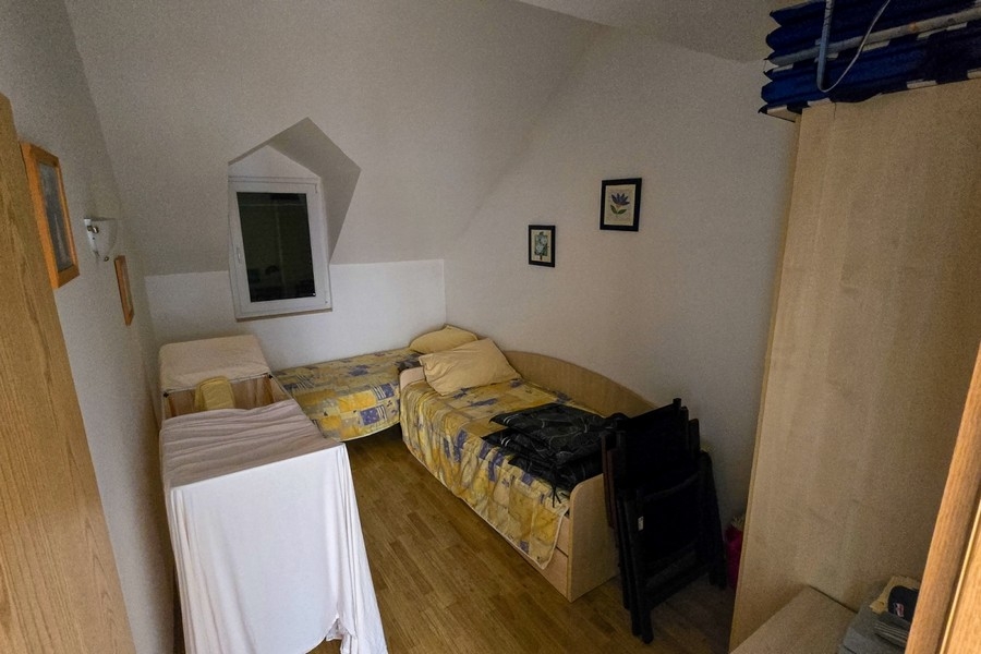 Druhý priestor na spanie s jednolôžkami pod šikmým stropom