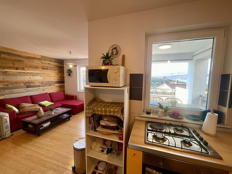 Otvorená kuchyňa so vstavanými spotrebičmi a oknom s výhľadom