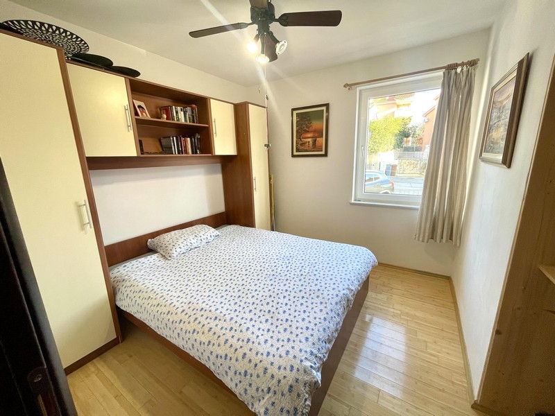 Spálňa s manželskou posteľou a vstavanou skriňou