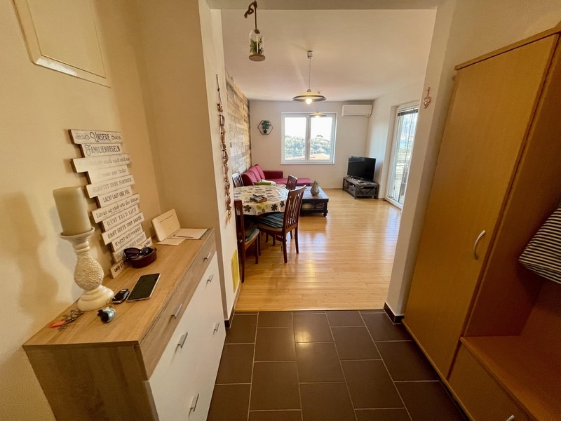 Vstupná časť s chodbou a výhľadom do obývacej časti