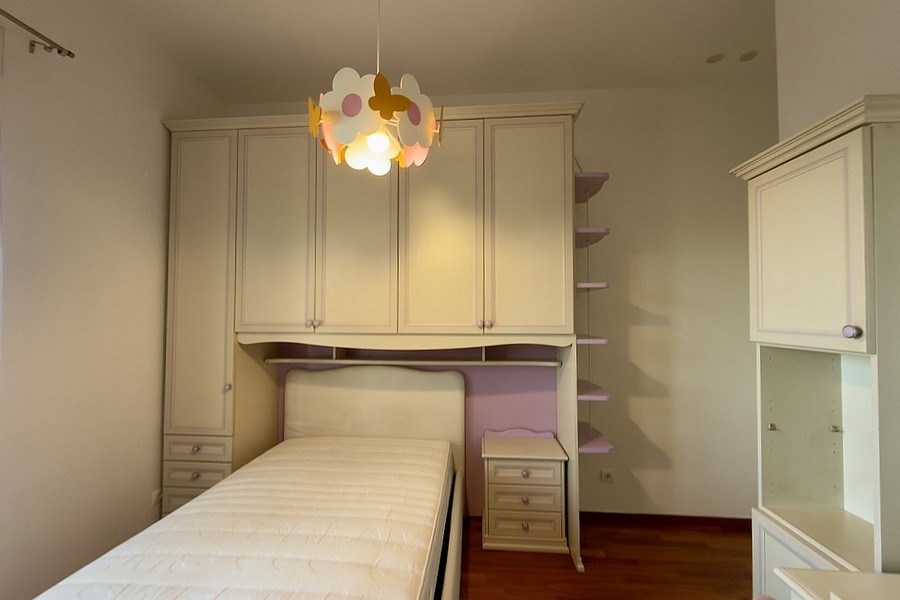 Spálňa s jednolôžkom a vstavanými skriňami na mieru