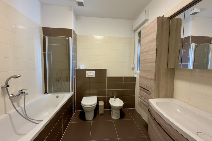 Kúpeľňa s vaňou, sprchovým kútom, WC a bidetom