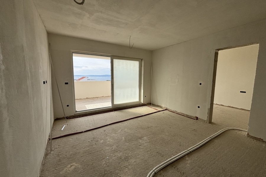 Obývacia časť s pripravenou inštaláciou a vstupom na terasu