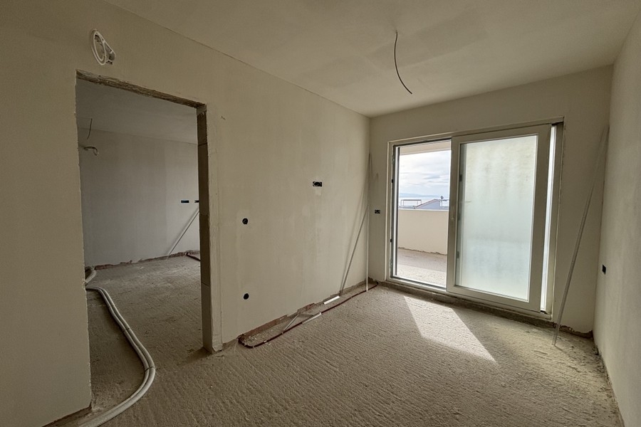 Spálňa v nedokončenom stave s otváraním okna