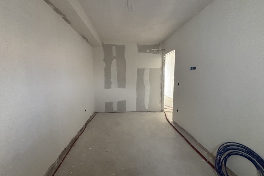 Nedokončený interiér s inštaláciami pre kuchyňu alebo kúpeľňu