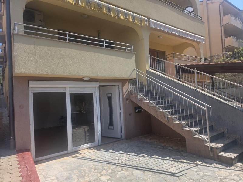 Obývacia izba s prístupom na loggiu a výhľadom na more