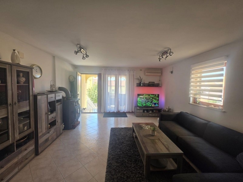 Kuchyňa so vstavanými spotrebičmi v kompaktnom prevedení