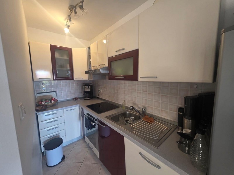 Spálňa s manželskou posteľou a šatníkom