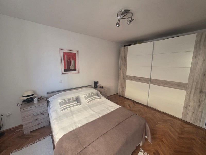 Kúpeľňa so sprchovacím kútom, práčkou a oknom