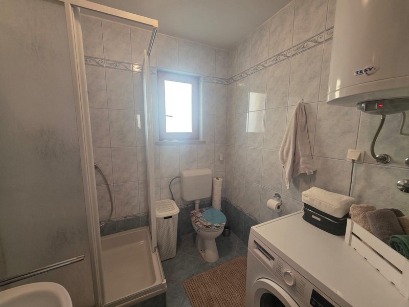 Štúdio v suteréne s otvoreným priestorom a kuchynkou