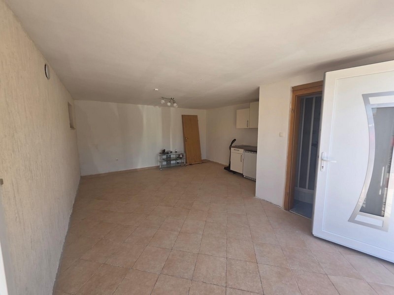 Vonkajší areál s vydláždenou terasou a parkovacími miestami