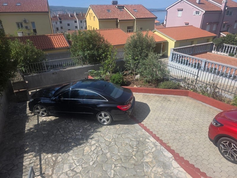 Výhľad na okolie s čiastočným výhľadom na oceán