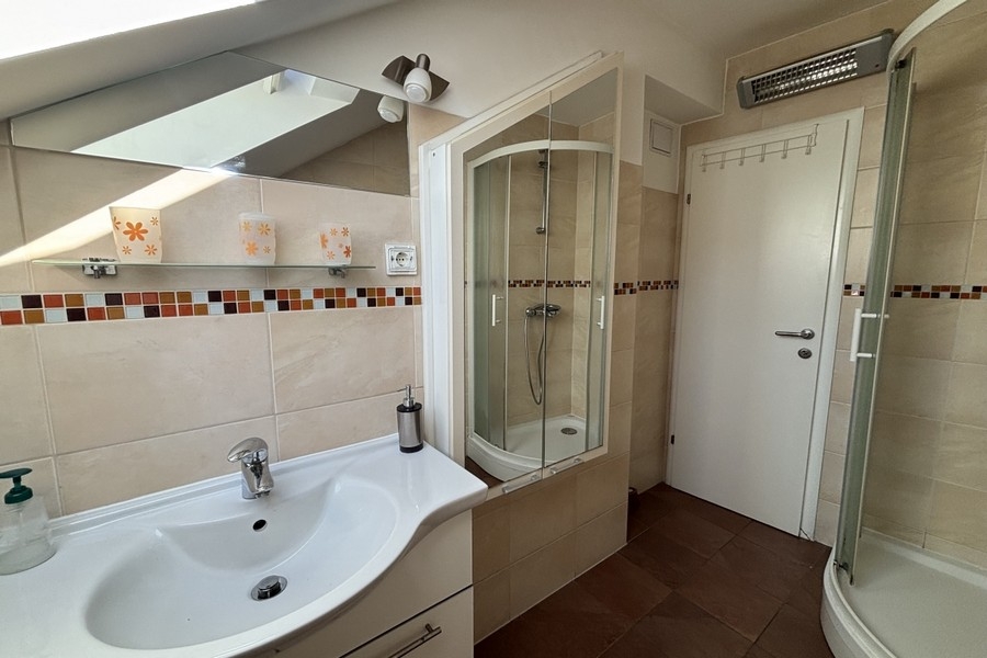 Kúpeľňa so sprchovacím kútom.