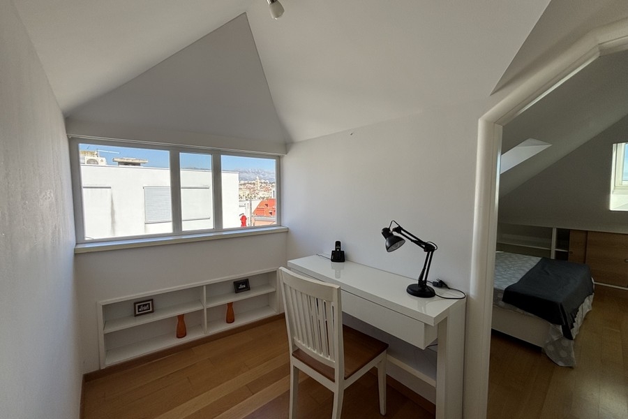 Pohľad na pracovnú plochu bytu.