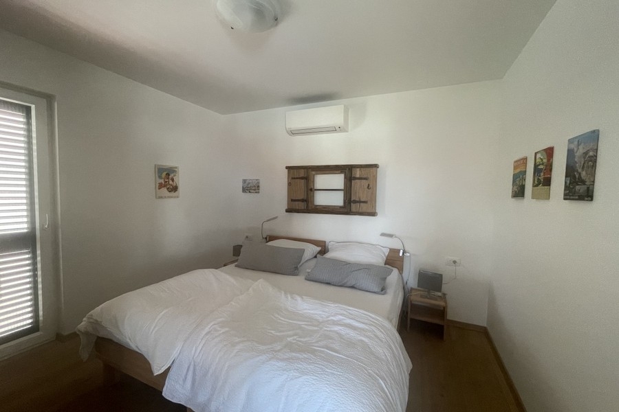 Ďalšia spálňa s manželskou posteľou a jednoduchým zariadením
