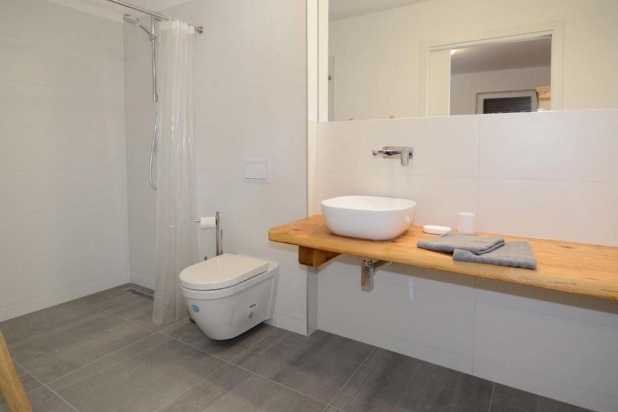 Moderná kúpeľňa so sprchovacím kútom, umývadlom a WC