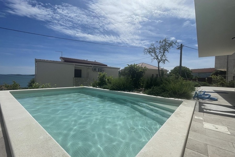 Bazén apartmánu A3925 - s výhľadom na more.