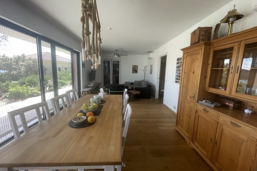 Otvorená obývacia a jedálenská časť s veľkými oknami a výhľadom na krajinu