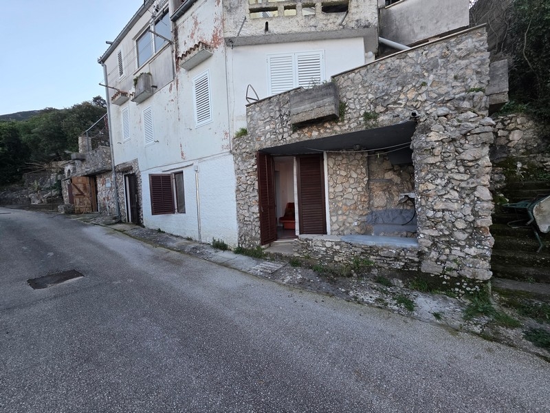 Vonkajší pohľad na tradičný kamenný dom v pobrežnej lokalite