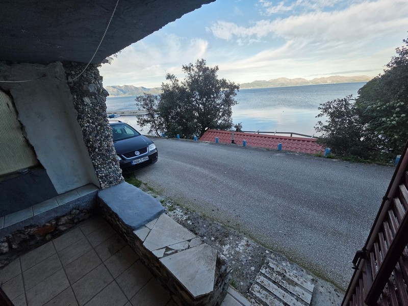 Výhľad z terasy na more a pobrežnú krajinu